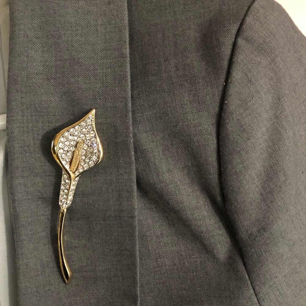 Elegant Goldtone and Rhinestone Floral Calla Lily Pin Brooch - Picture 4 of 4